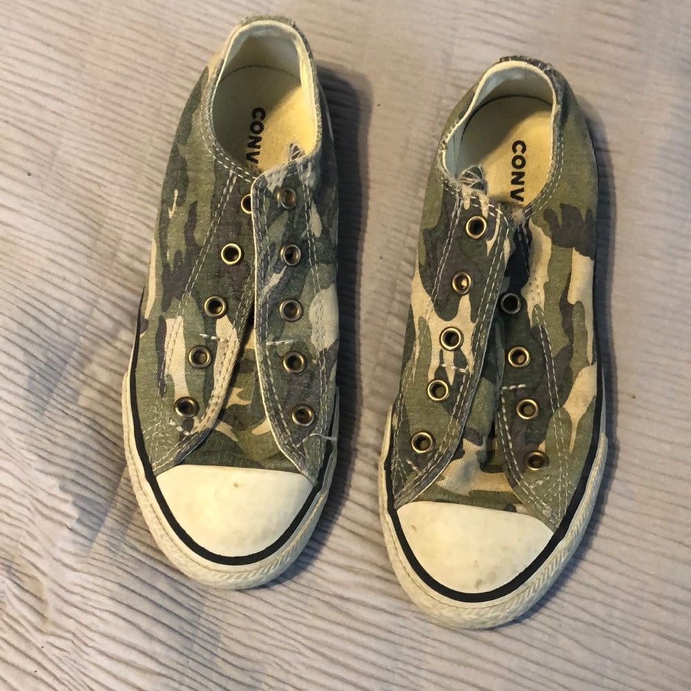 Converse camo slip on shoes sz 2